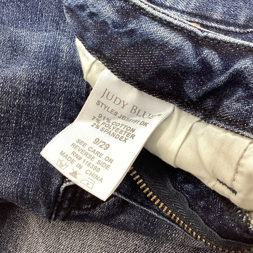 Judy Blue Relaxed fit 9/29 Ankle Jeans frayed hems - Picture 9 of 12